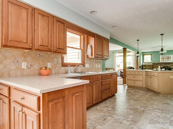 2nd image of 9435 Oakview Dr