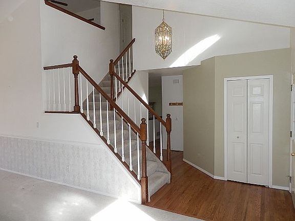 Open Staircase in Entrance