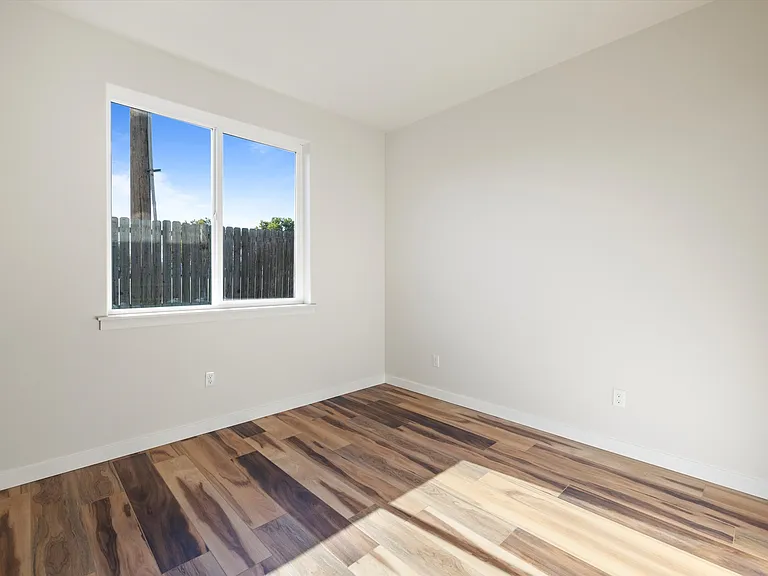 Bonneville Apartments — Photo 25