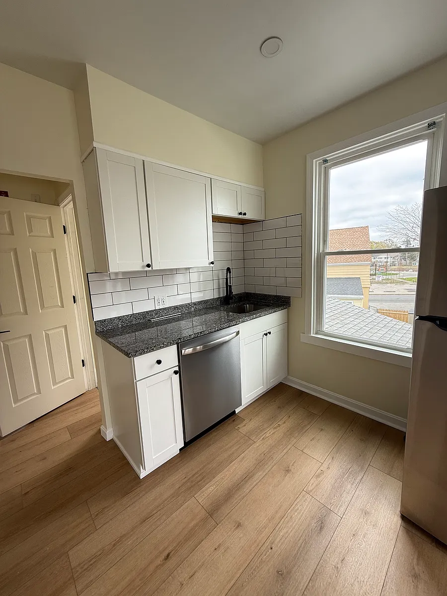 Building Photo - 80 Gladstone St #2