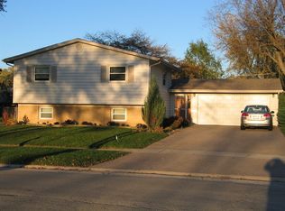7011 Longmeadow Ln, Hanover Park, IL 60133