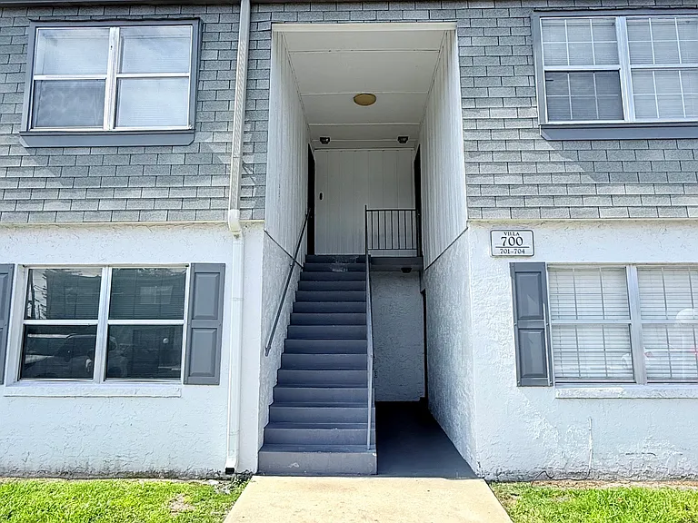 1000 S Semoran Blvd — Photo 1