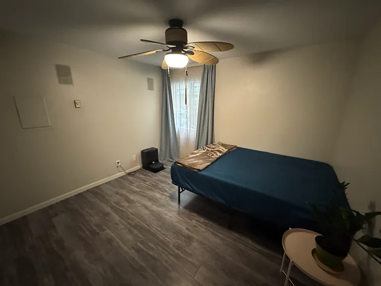 Guest bedroom.