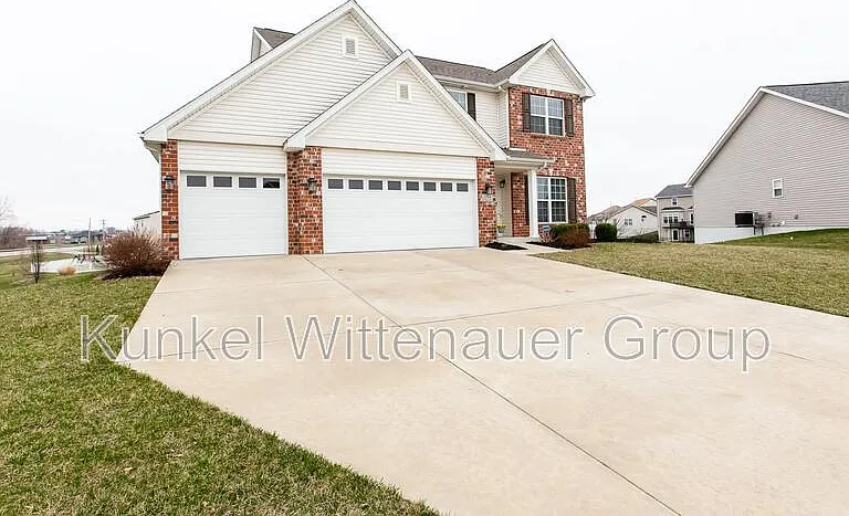 2724 Ambridge Dr — Photo 2