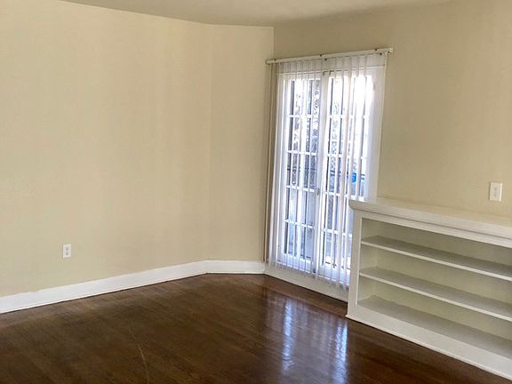 4th image of 2871 Edgehill Dr