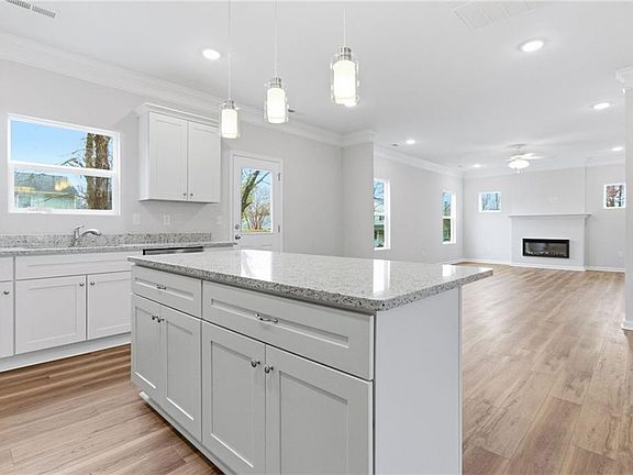 4th image of 2 Tiffany Ln