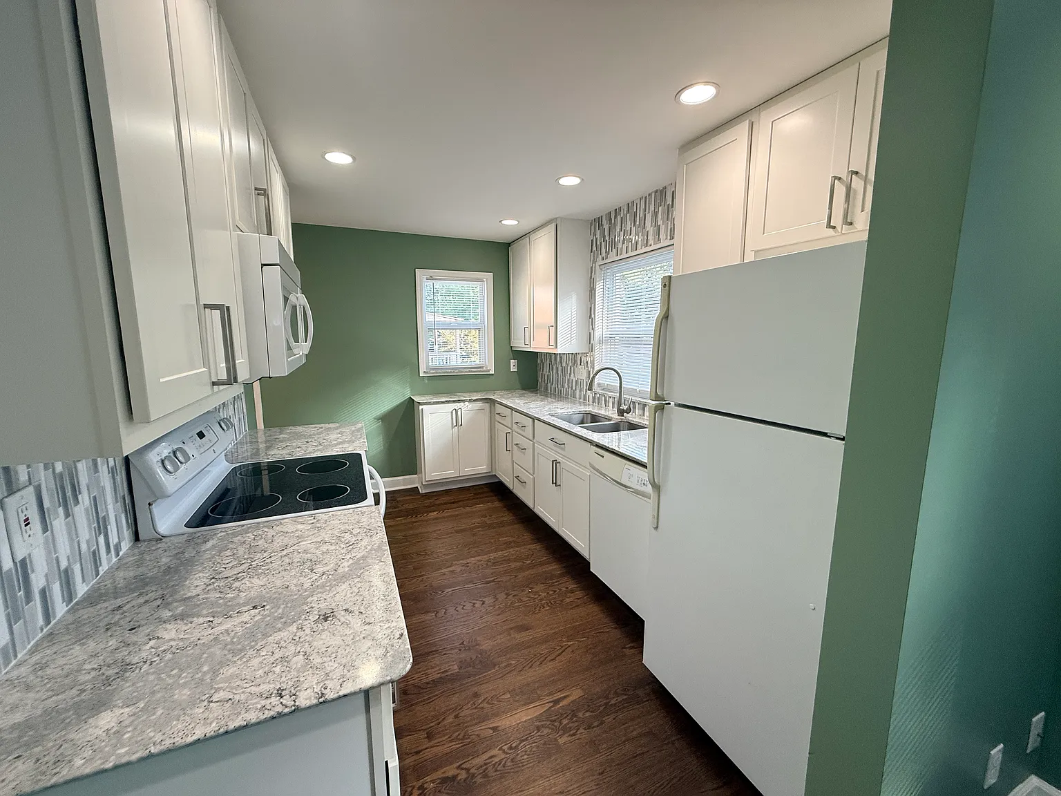942 Sanders Dr — Photo 4