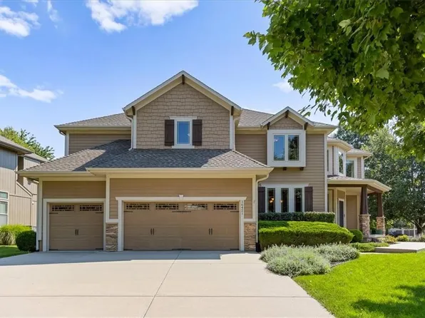 16421 S Woodstone Dr, Olathe, KS 66062
