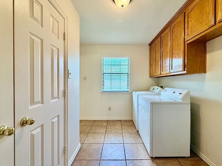 525 W Lloyd St — Photo 10