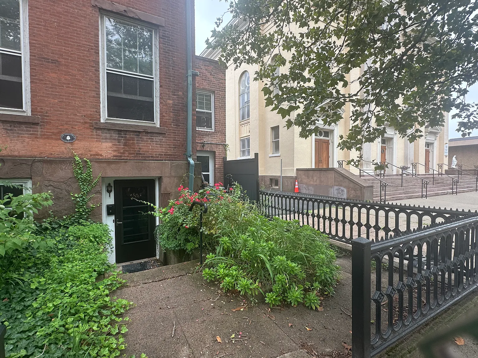 2 bed, 1300 sqft, $2,400 — Photo 2
