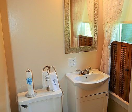 1st floor master 1/2 bath