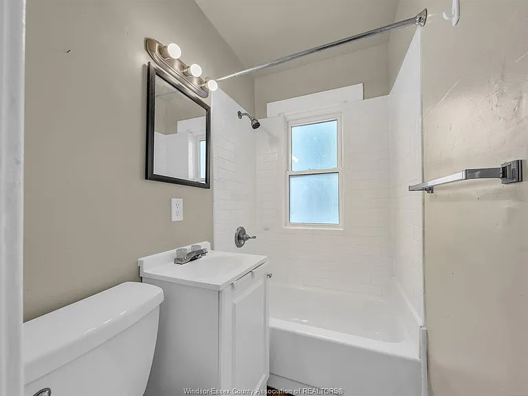 669 Park St W #B — Photo 17