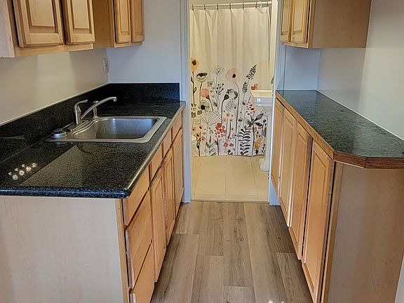 5th image of 843 1/2 E Magnolia Blvd