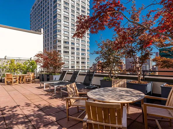 201 East 69th Street image 4 of 18