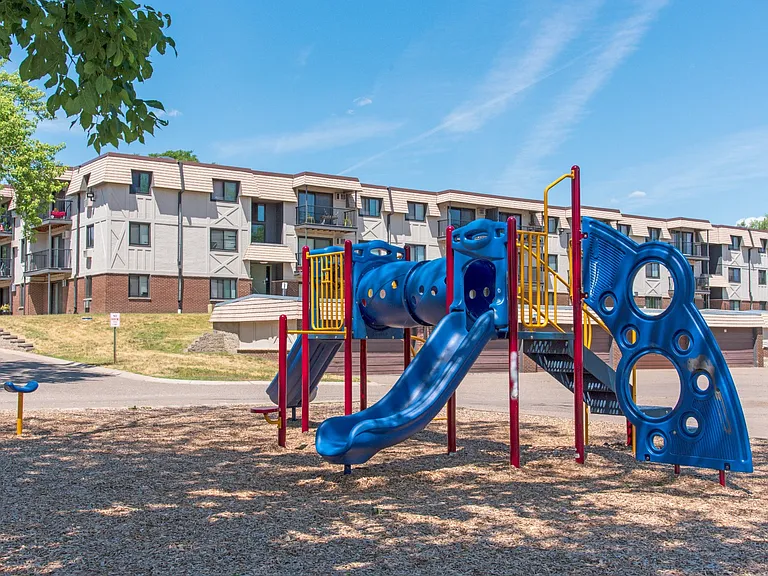 Oakdale Apartments — Photo 15