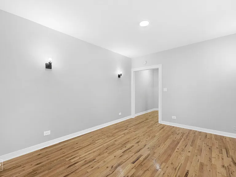 4720 S Drexel — Photo 2