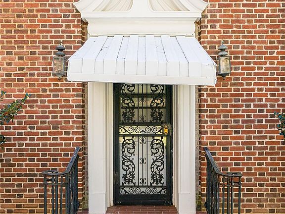 3rd image of 325 Vanderbilt Rd