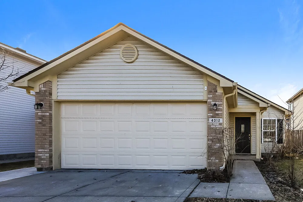 3 bed, 2.0 bath, 1319 sqft, $1,885 — Photo 1