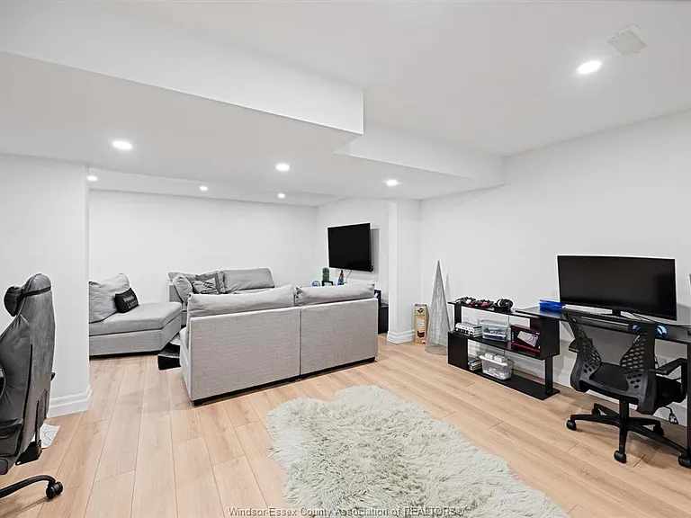 116 Peters St — Photo 20