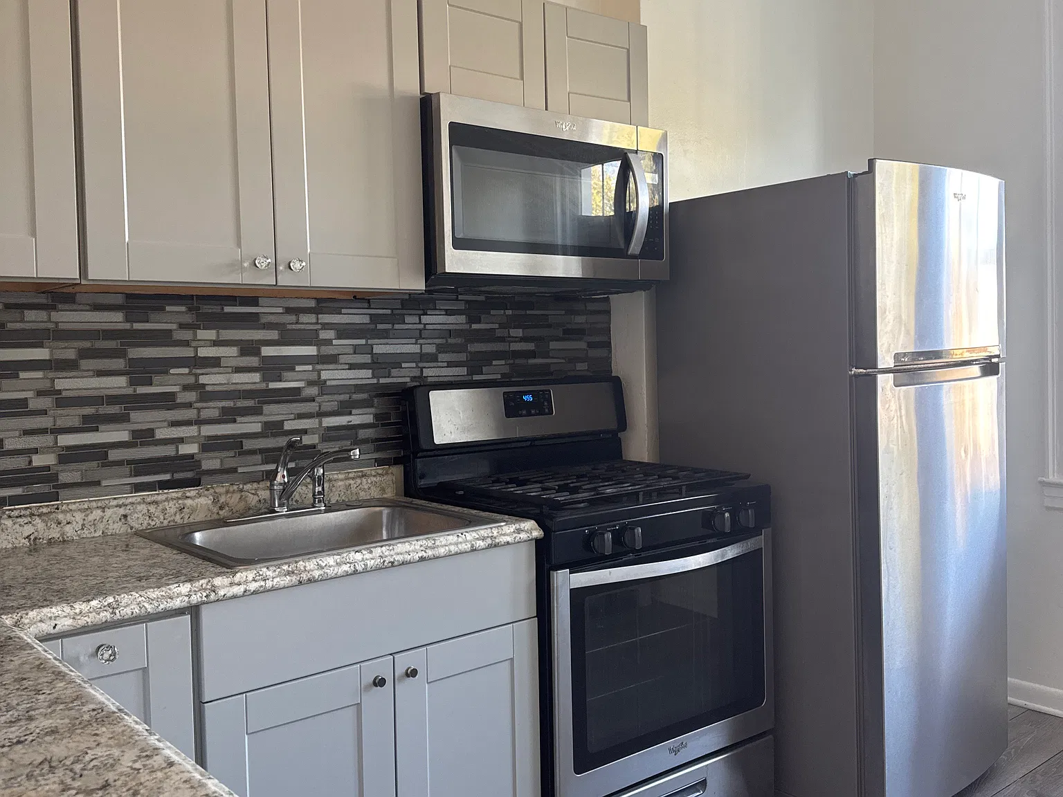 3 bed, 1000 sqft, $2,800 — Photo 2