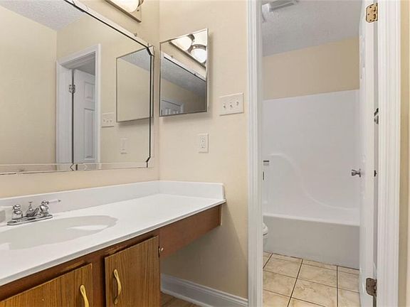 5th image of 957 Kingsway Dr E