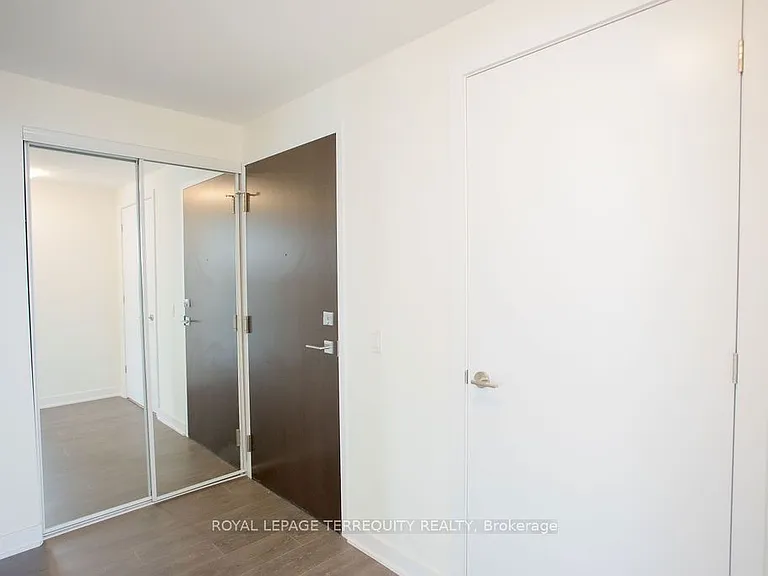 2221 Yonge St #4609 — Photo 8