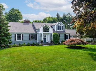 4 Locust Ln, Halesite, NY 11743