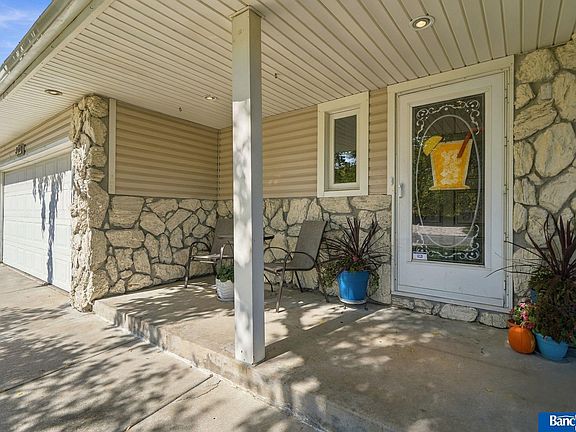 3rd image of 6700 Skylark Cir