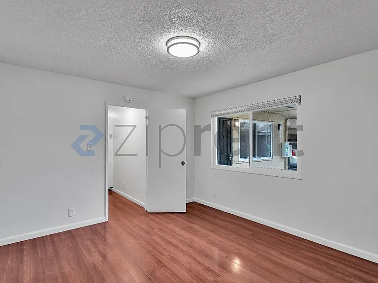 2341 21st St #B — Photo 4