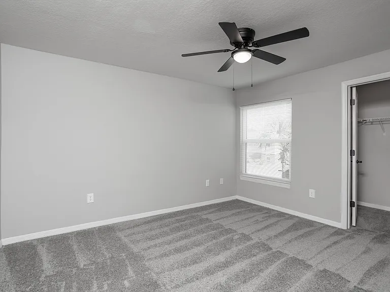 Royal Point Apartments — Photo 11