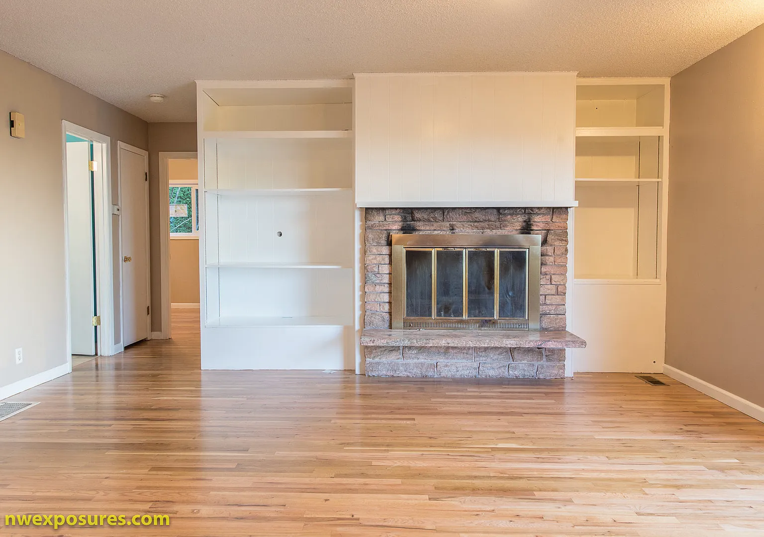 Charming Ashcreek 4BD/2BA Home w/ Dual Decks + Backyard +W/D Included + Pets Welcome!! — Photo 4