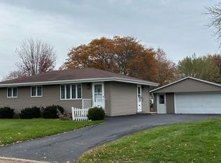 1125 Fieldcrest Dr, Menasha, WI 54952