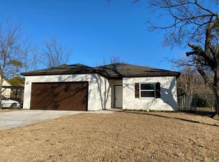 1128 Cambridge St, River Oaks, TX 76114