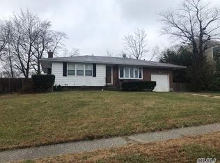 12 Rita Cres, Commack, NY 11725