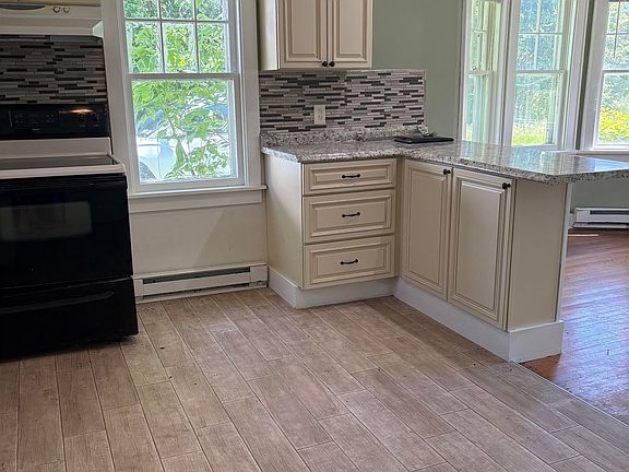 3rd image of 208 Andrews St
