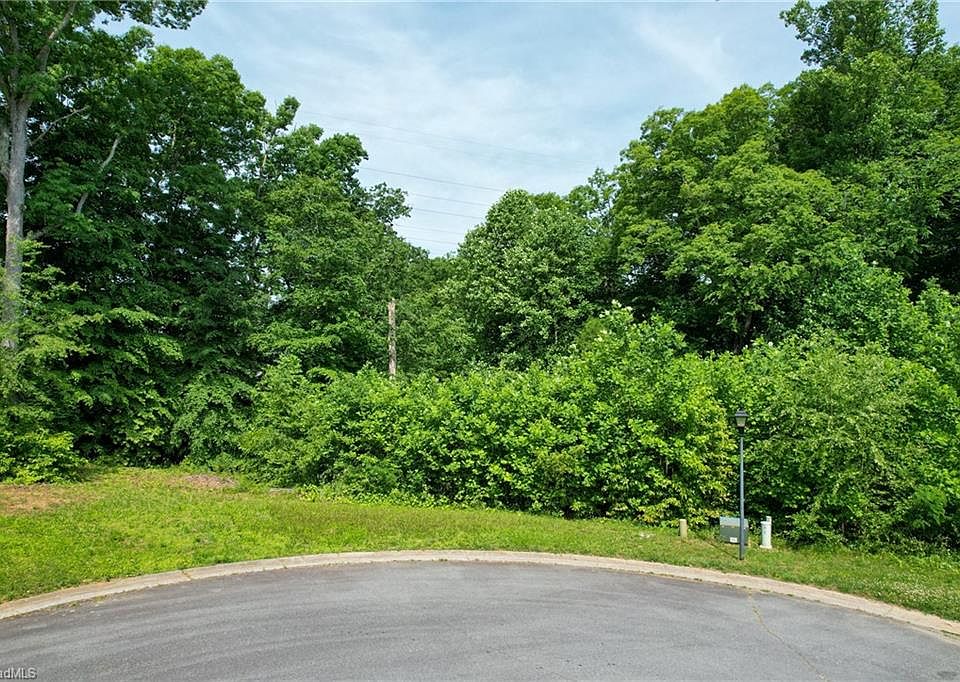 2nd image of 690 Willowbrook Ln