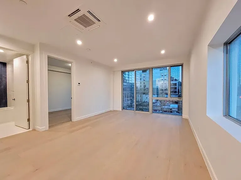 4244 Crescent St #5A — Photo 4