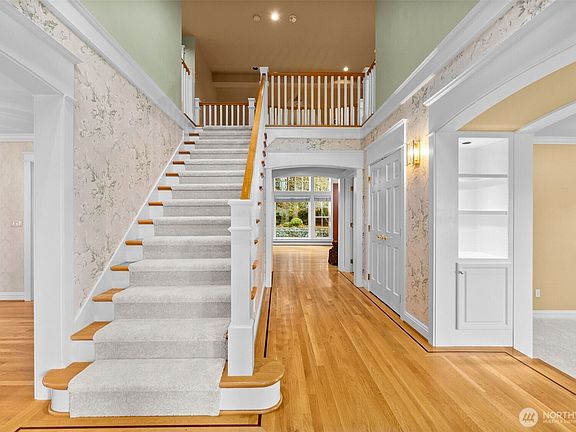 4th image of 5143 Illahee Lane NE