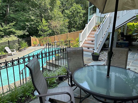 3rd image of 3912 Bentwood Ct
