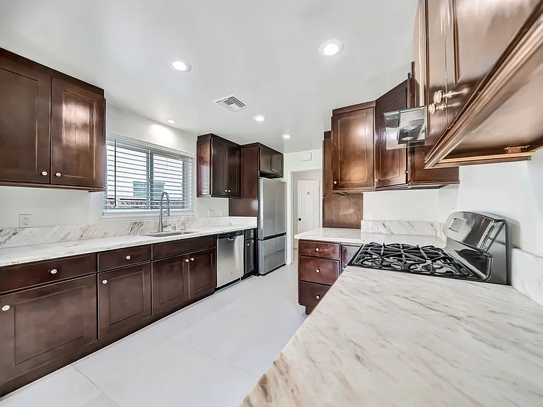23008 Hamlin St — Photo 12