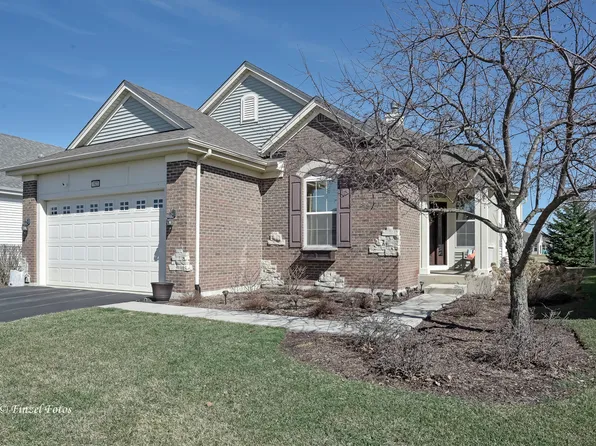 1923 N Carlton Ct, Pingree Grove, IL 60140