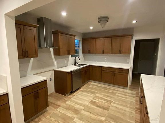 5th image of 307 N Broadacres Ave