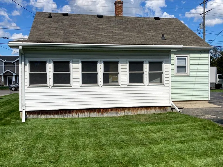754 W Winneconne Ave — Photo 2