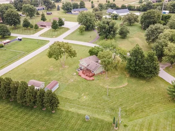 19230 Heritage Dr, Stilwell, KS 66085