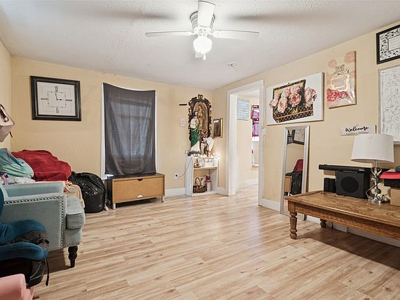 4th image of 805 E 11th St