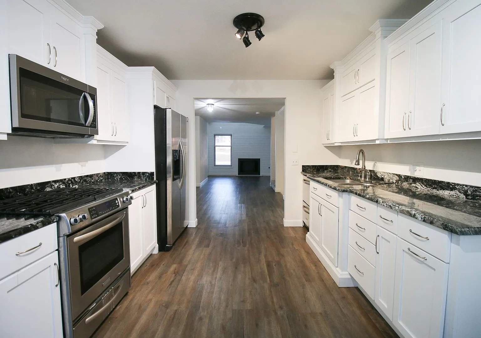 2 Bedroom, 2.5 Bath Walking Distance From the Riverside Trails and Downtown! — Photo 4