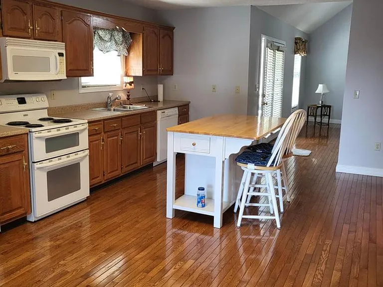 135 Kirkwood Dr — Photo 12