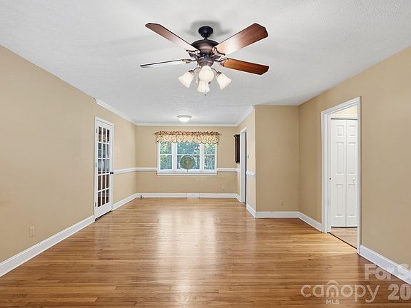 4th image of 624 Patricia Ave