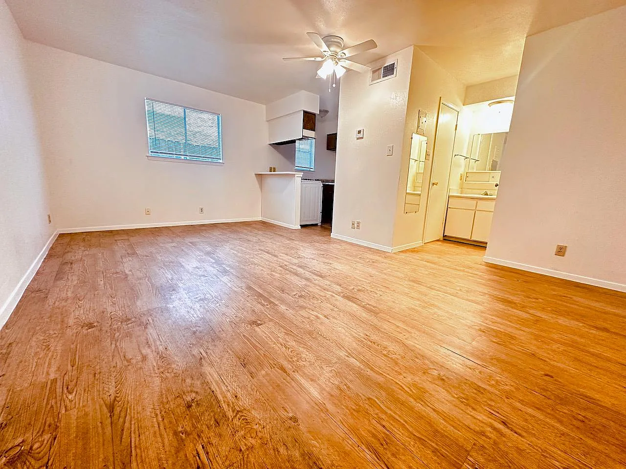 Studio, 1.0 bath, 400 sqft, $745 — Photo 2