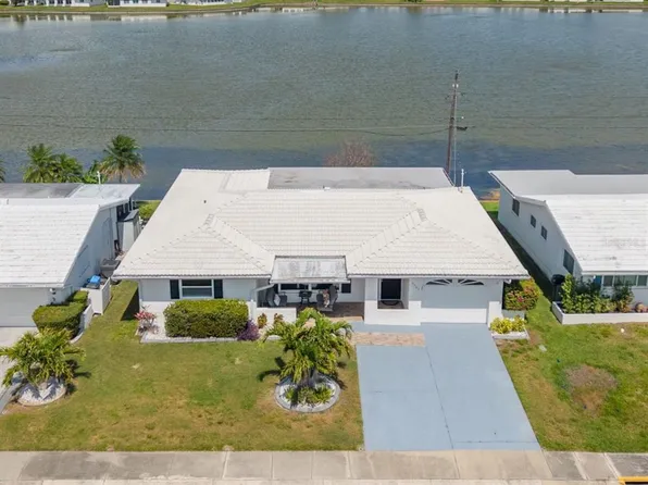 9705 Mainlands Blvd W, Pinellas Park, FL 33782